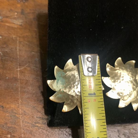 STARBURST SUN SUNFLOWER GOLDEN HAMMERED MODERNIST EARRINGS - Picture 10 of 13